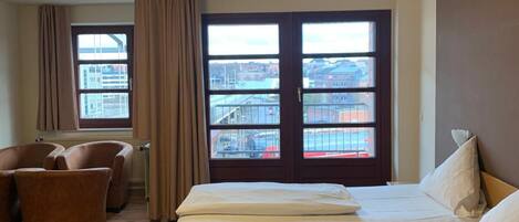 Een kluis op de kamer, een bureau, een laptopwerkplek, gratis wifi