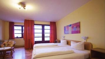 Zimmersafe, Schreibtisch, laptopgeeigneter Arbeitsplatz