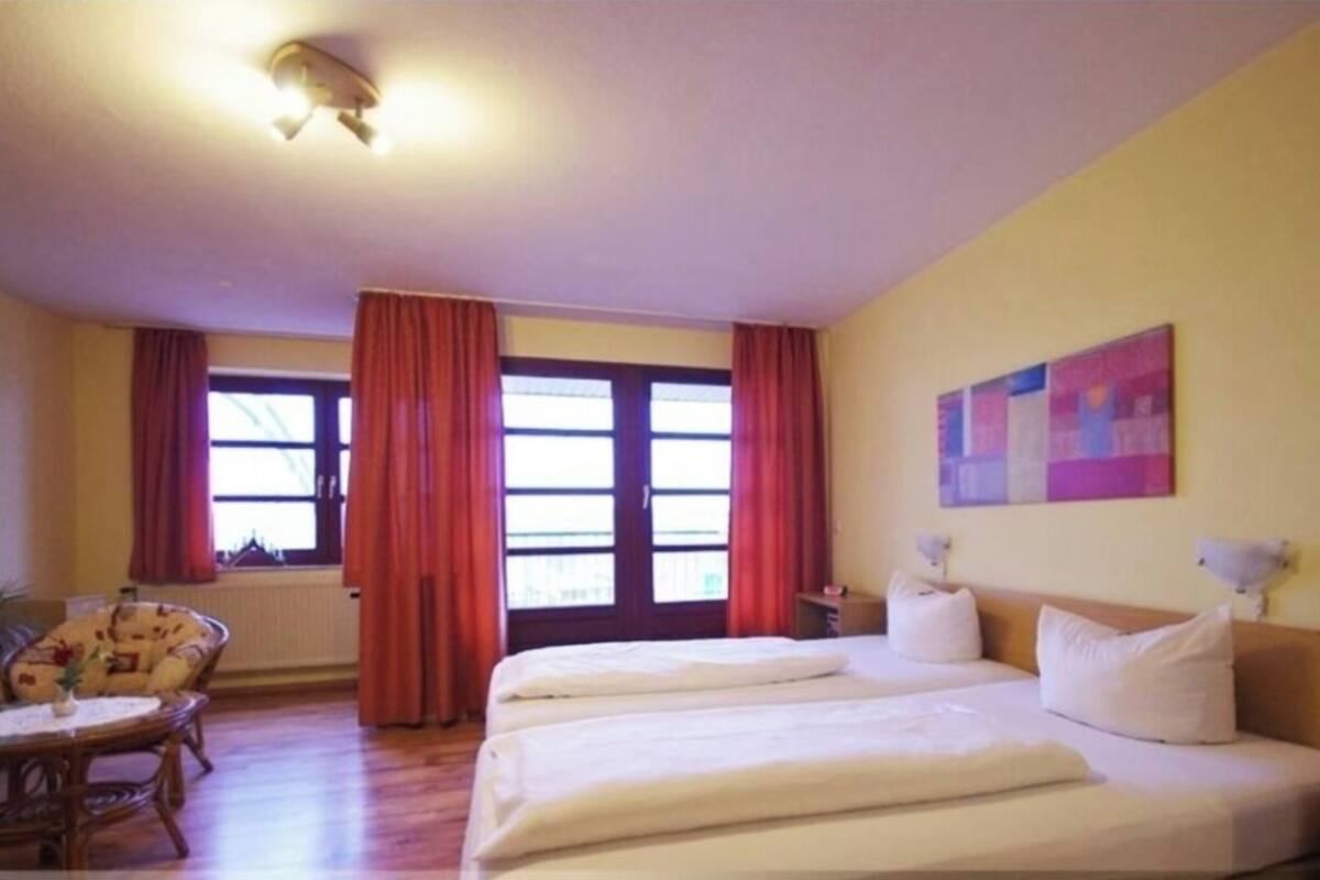 Caixa forta a l'habitació i escriptori