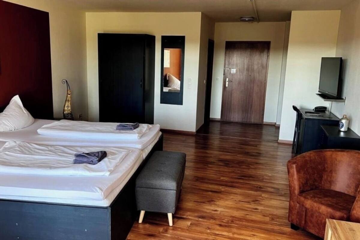 Habitació doble estàndard, balcó | Caixa forta a l'habitació i escriptori