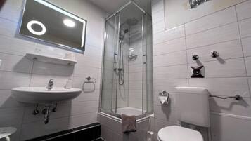 Douche, sĂšche-cheveux, serviettes fournies, papier toilette