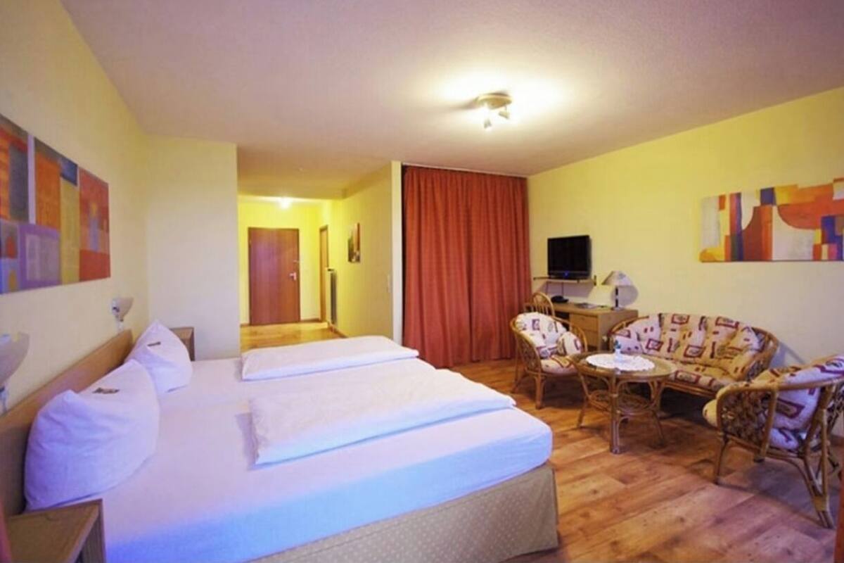 Caixa forta a l'habitació i escriptori