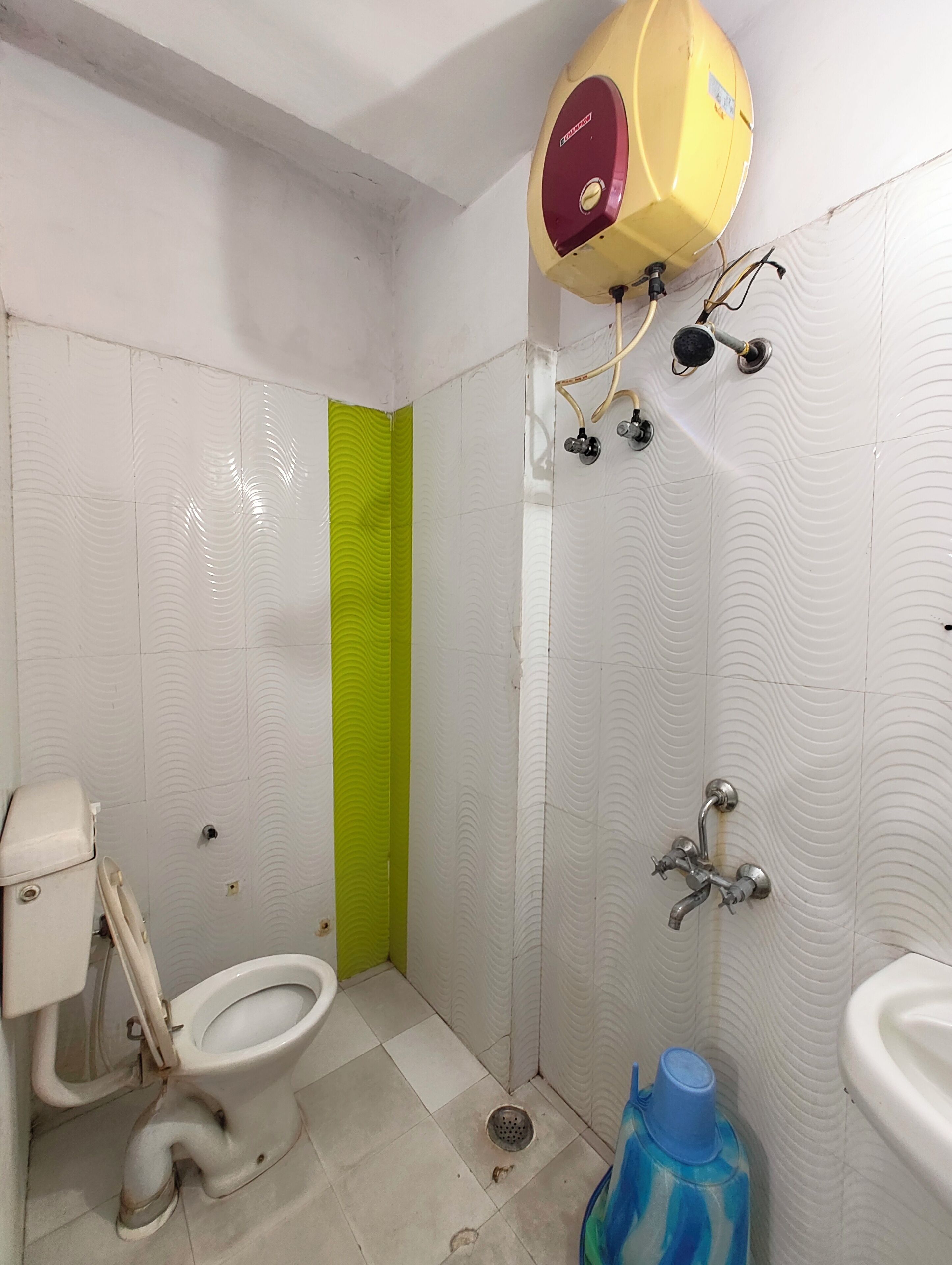 Classic Double Room | Bathroom | Shower, rainfall showerhead, towels, soap