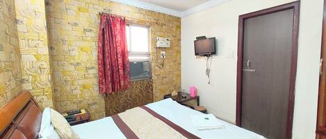 Classic Double Room | Hypo-allergenic bedding, desk, free WiFi