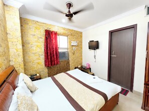 Hypo-allergenic bedding, desk, soundproofing, free WiFi - Hotel Puja Kolkata (Kolkata)