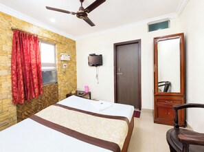 Hypo-allergenic bedding, desk, soundproofing, free WiFi - Hotel Puja Kolkata (Kolkata)