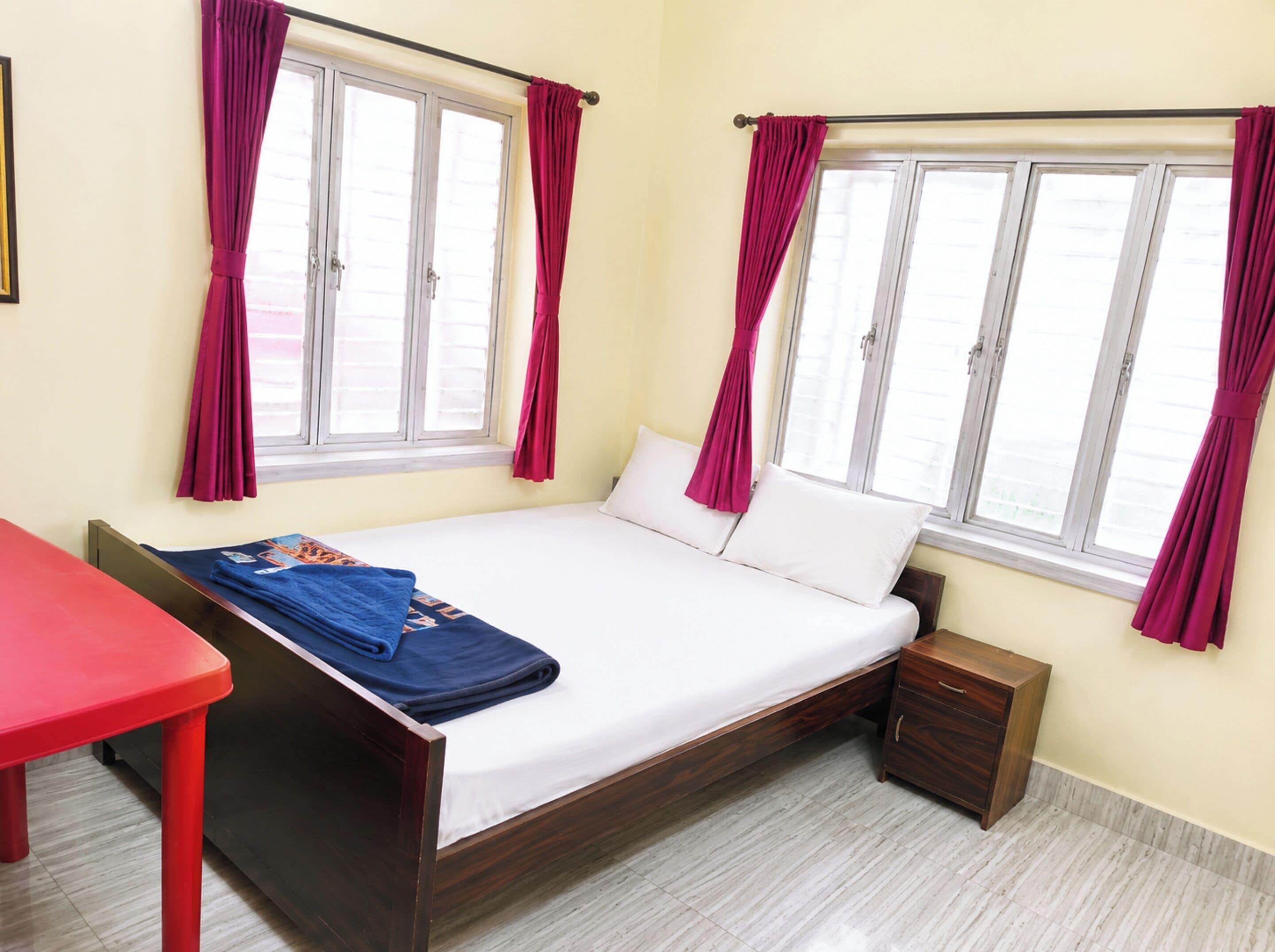 Hypo-allergenic bedding, desk, soundproofing, free WiFi