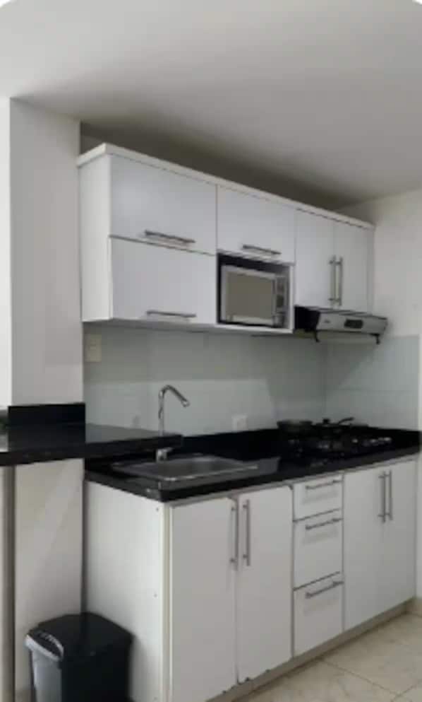 Réfrigérateur, batterie de cuisine, vaisselle et ustensiles