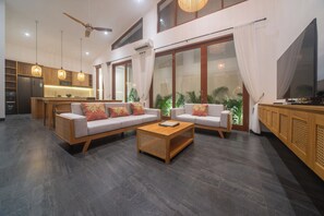 Villa, bassengutsikt | Oppholdsområde