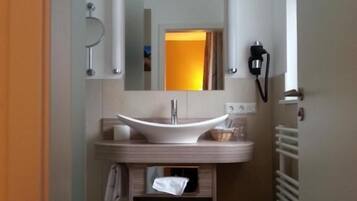 Dusche, kostenlose Toilettenartikel, Haartrockner, Seife