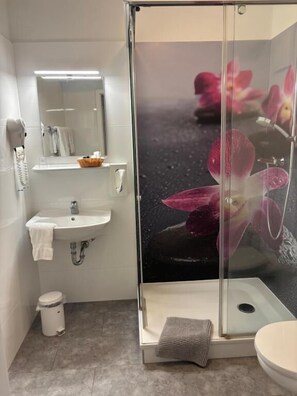Shower, free toiletries, hair dryer, soap - Hotel & Restaurant Itzumer Pass (Hildesheim)