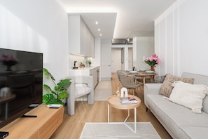 Classic-huoneisto, 3 makuuhuonetta, parveke | Oleskelualue | 40–tuumainen LCD-televisio, jossa digitaalikanavat