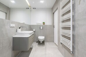 Classic Apartment, 3 Bedrooms, Balcony | Bathroom | Towels, toilet paper - Lumina luxury 4-rooms apart with parking (Łódź)