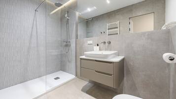 Classic Apartment, 3 Bedrooms, Balcony | Bathroom | Towels, toilet paper