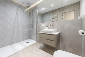 Classic Apartment, 3 Bedrooms, Balcony | Bathroom | Towels, toilet paper - Lumina luxury 4-rooms apart with parking (Łódź)