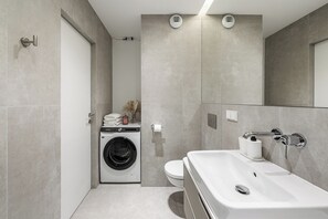 Classic Apartment, 3 Bedrooms, Balcony | Bathroom | Towels, toilet paper - Lumina luxury 4-rooms apart with parking (Łódź)