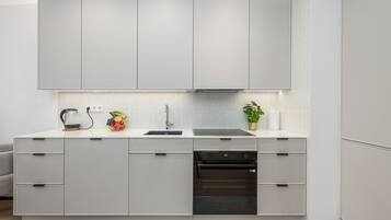 Classic-huoneisto, 3 makuuhuonetta, parveke | Yksityinen keittiö | Täysikokoinen jääkaappi, uuni, liesi, vedenkeitin