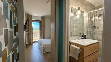 Phòng, 1 giường đôi, ban công, quang cảnh thành phố | Bàn ủi/dụng cụ ủi quần áo, truy cập Internet không dây miễn phí