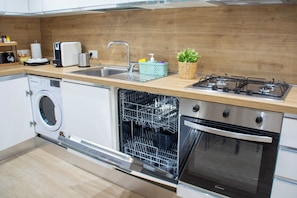 Habitación, 1 cama matrimonial, balcón, vista a la ciudad | Cocina privada