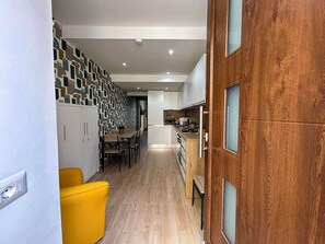 Habitación, 1 cama doble, balcón, vistas a la ciudad | Zona de estar | Una televisión de pantalla plana