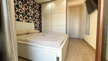 Kamer, 1 tweepersoonsbed, balkon, uitzicht op de stad | Een strijkplank/strijkijzer, gratis wifi