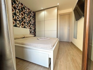 Habitación, 1 cama matrimonial, balcón, vista a la ciudad | Tabla de planchar con plancha y wifi gratis