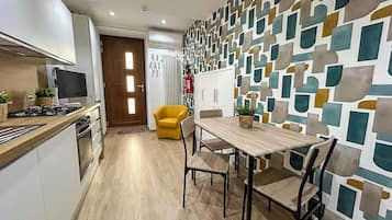 Værelse - 1 dobbeltseng - balkon - byudsigt | Opholdsområde