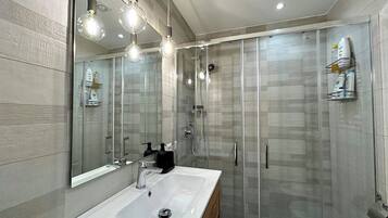 Room, 1 Double Bed, Balcony, City View | Bathroom