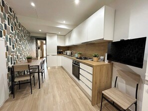 Habitación, 1 cama doble, balcón, vistas a la ciudad | Zona de estar | Una televisión de pantalla plana