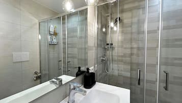 Phòng, 1 giường đôi, ban công, quang cảnh thành phố | Phòng tắm