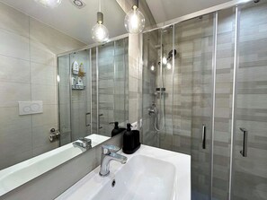 Chambre, 1 lit double, balcon, vue ville | Salle de bain