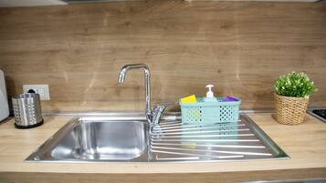 Rum - 1 dubbelsäng - balkong - utsikt mot staden | Eget kök