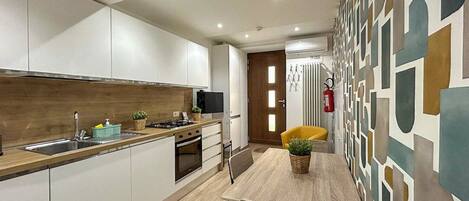 Quarto, 1 cama de casal, sacada, vista para a cidade | Área de estar