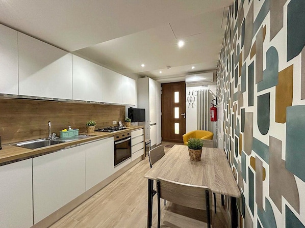 Habitación, 1 cama matrimonial, balcón, vista a la ciudad | Área de sala de estar