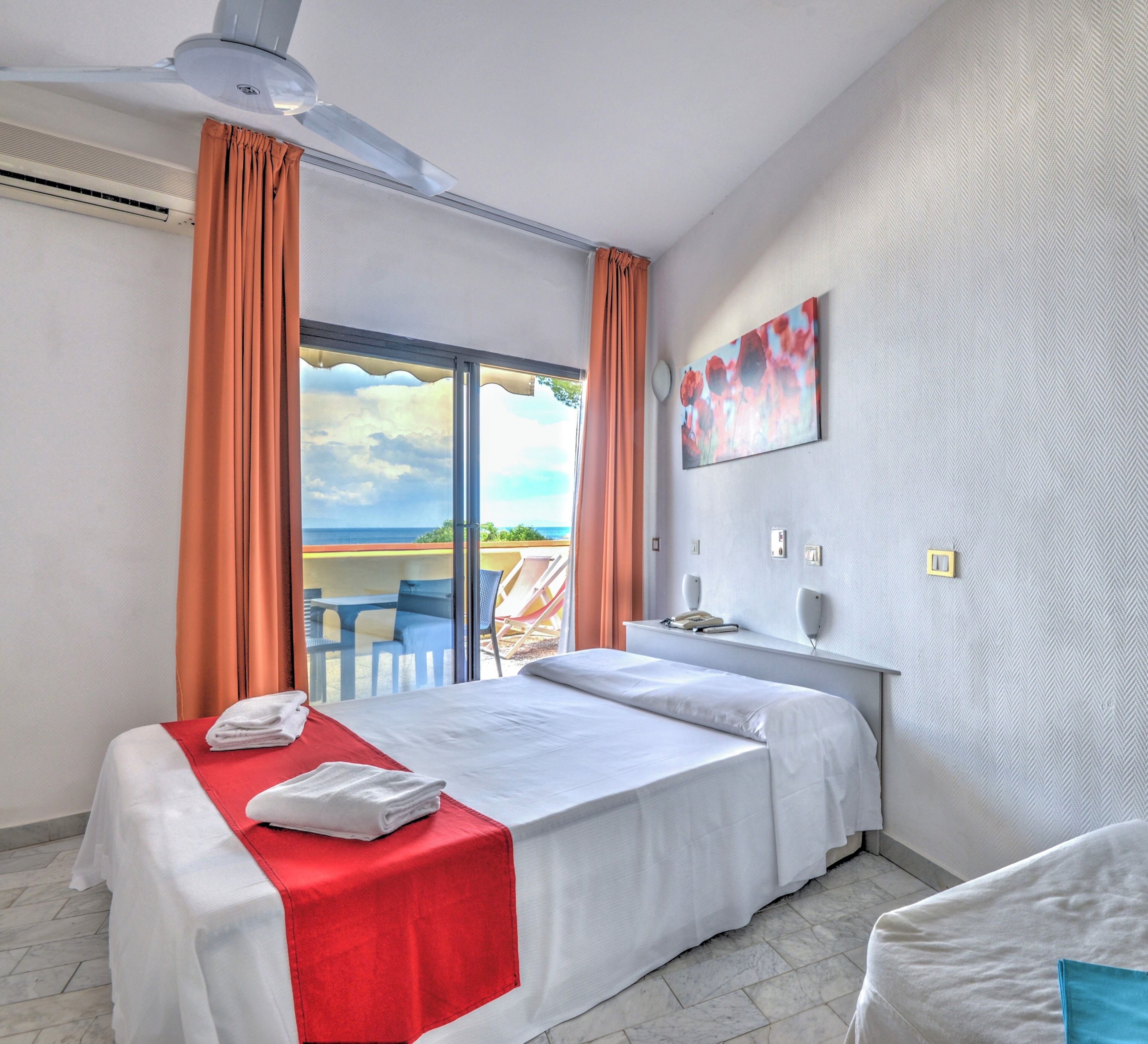 開放式客房 | 起居區 | 24-吋平面電視、有線頻道、乒乓球