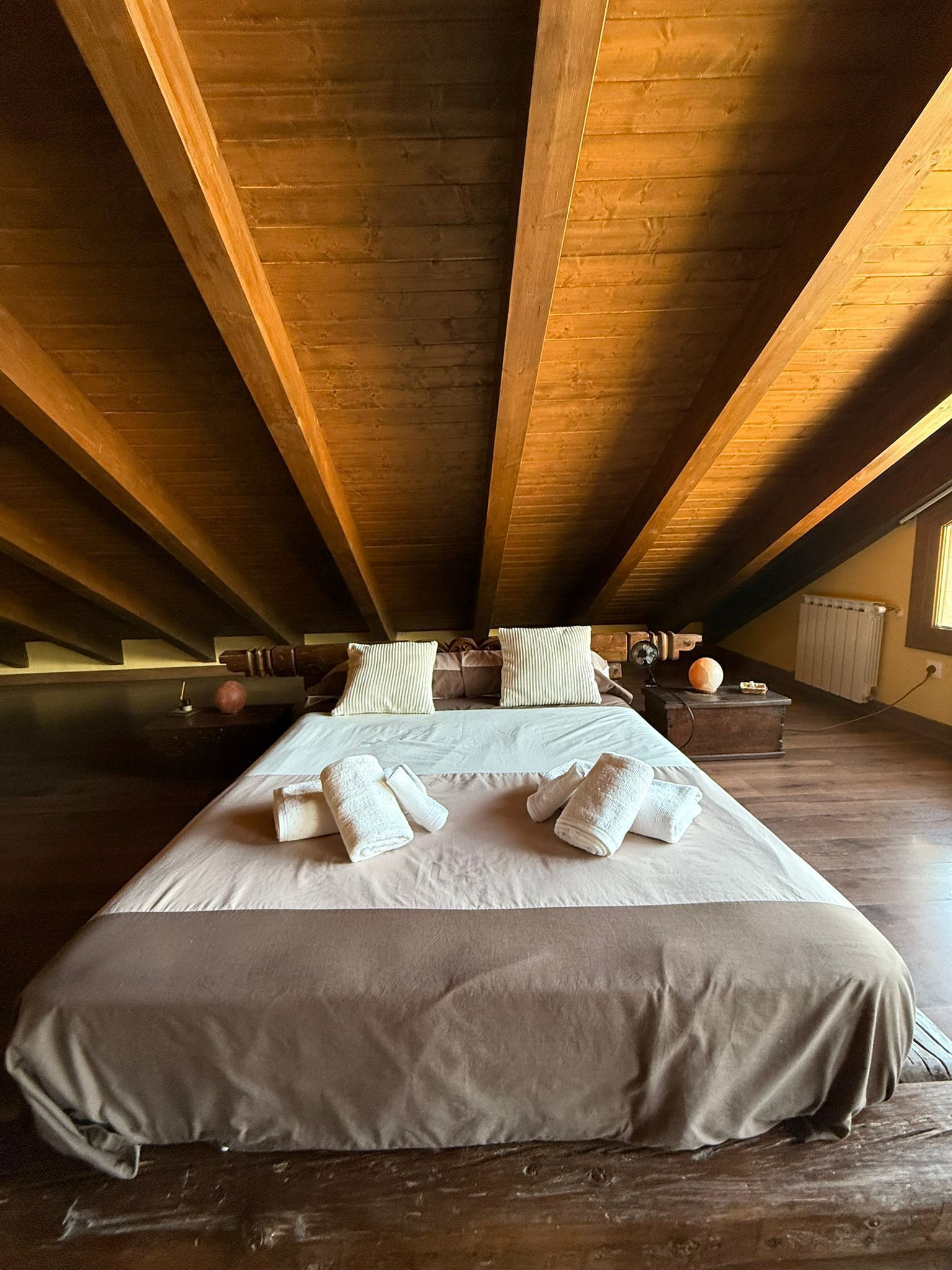 Tabla de planchar con plancha, wifi, ropa de cama