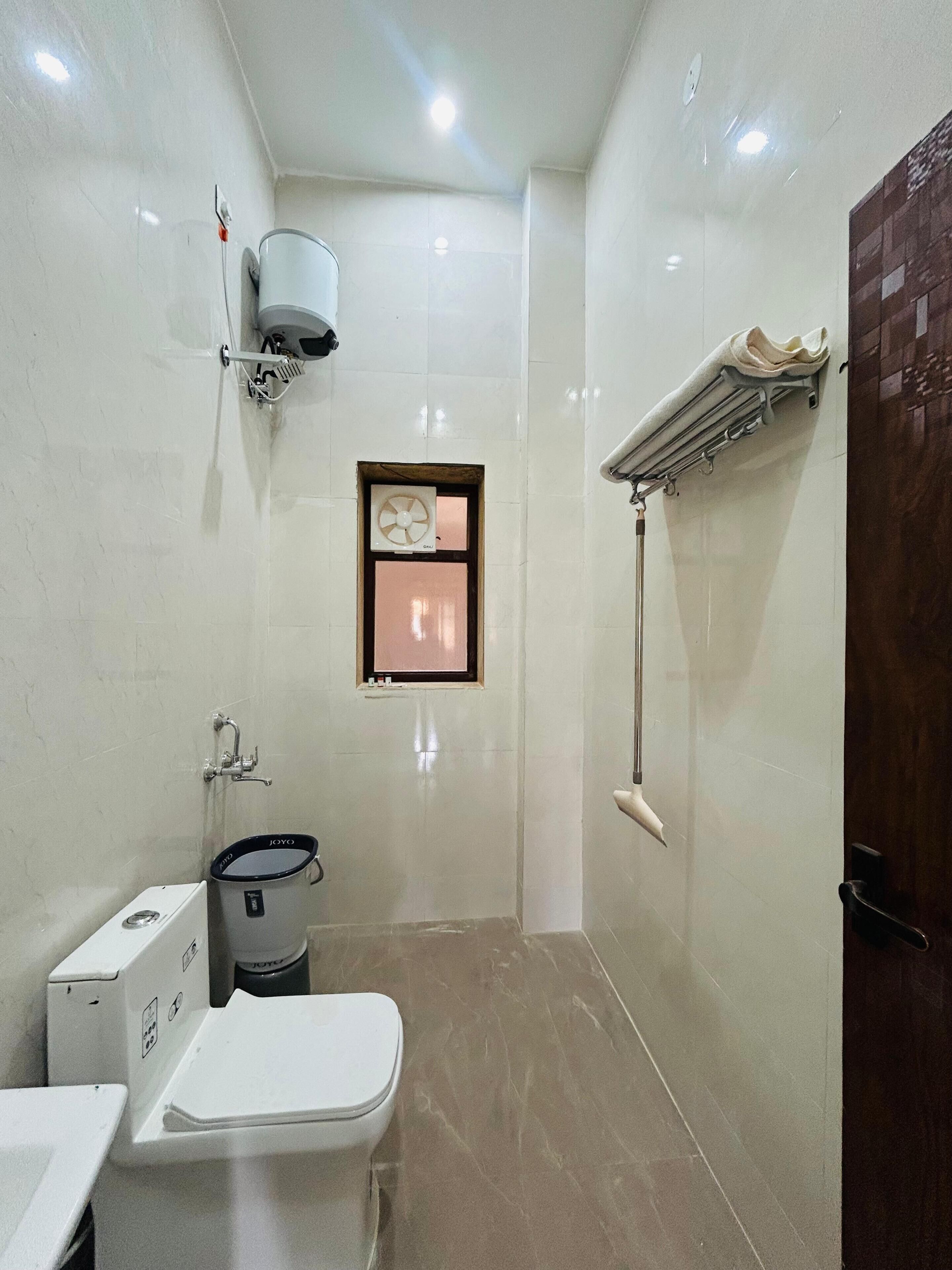 Chuveiro, produtos de toalete grátis, secador de cabelo 