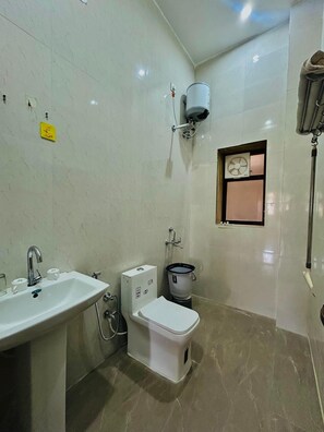 淋浴設備、免費盥洗用品、吹風機、毛巾