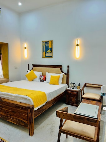 Desk, laptop workspace, free WiFi