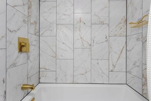 Dusche, Haartrockner, Handtücher, Shampoo