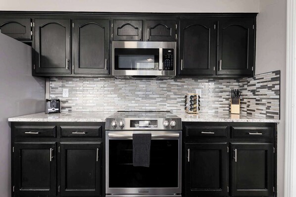 冷蔵庫、電子レンジ、オーブン、コンロ