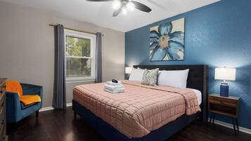 4 habitaciones, escritorio y tabla de planchar con plancha