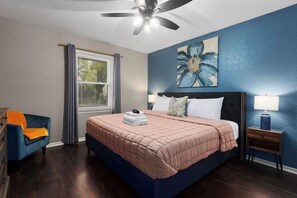 4 habitaciones, escritorio y tabla de planchar con plancha 