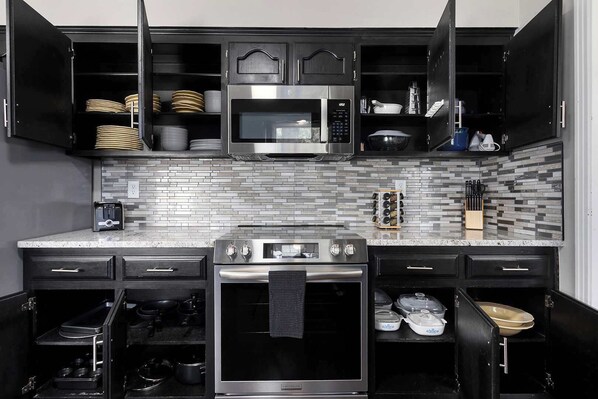 冰箱、微波炉、烤箱、炉灶