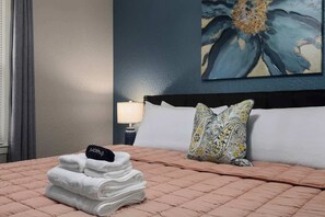 4 makuuhuonetta, työpöytä, silitysrauta/-lauta, vauvan matkasänky