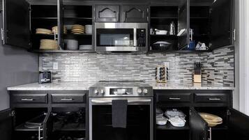 Refrigerador, microondas, horno, placa de cocina