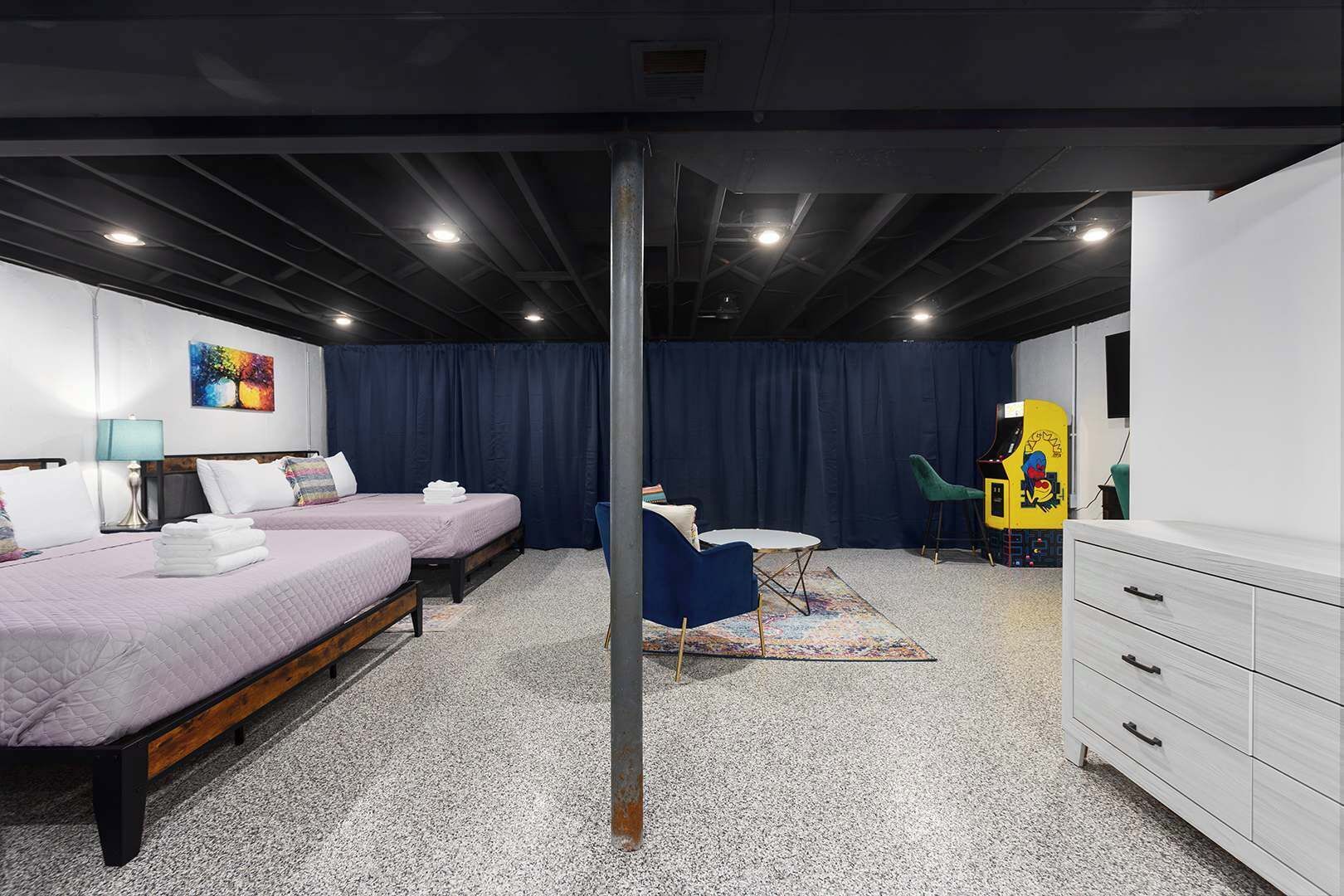 4 chambres, bureau, fer et planche à repasser, lit parapluie