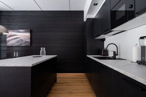 Fridge, microwave, oven, stovetop - Le Chalet Lingonberry D14 by Aavalevi (Levi)