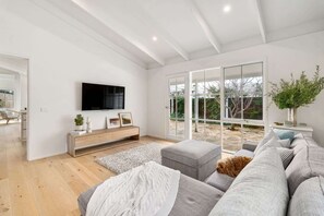 Fernseher, Kamin, Bücher