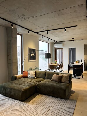 Living area - Luxury Penthouse in Best Area, Balcony & Parking (Tallinn)